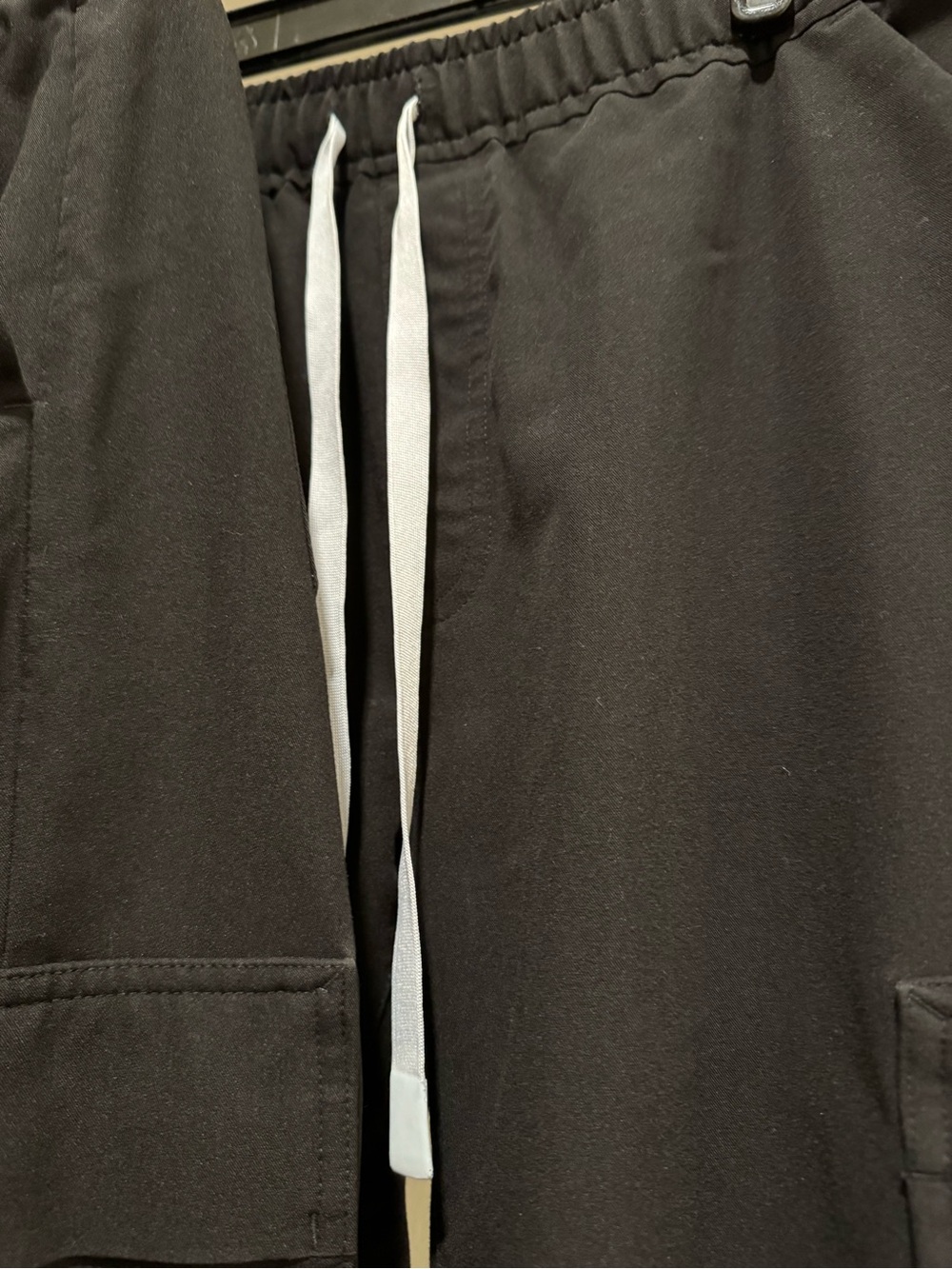 FIGS Men’s Black Set scrubs Size Medium Top + Jogger Pants - Picture 8 of 13
